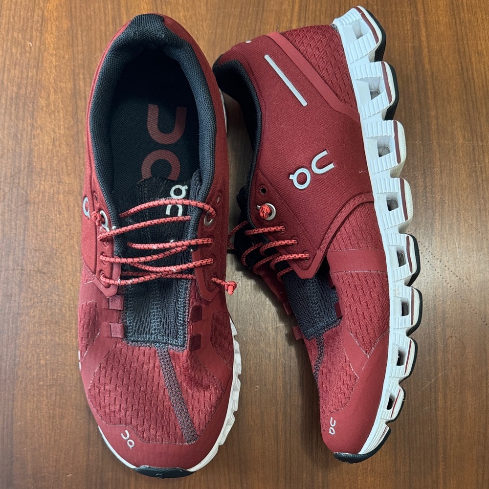 On Cloud Running easy on/off red/burgundy sneakers with white soles